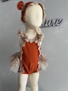 PELELE CON GORRO A JUEGO